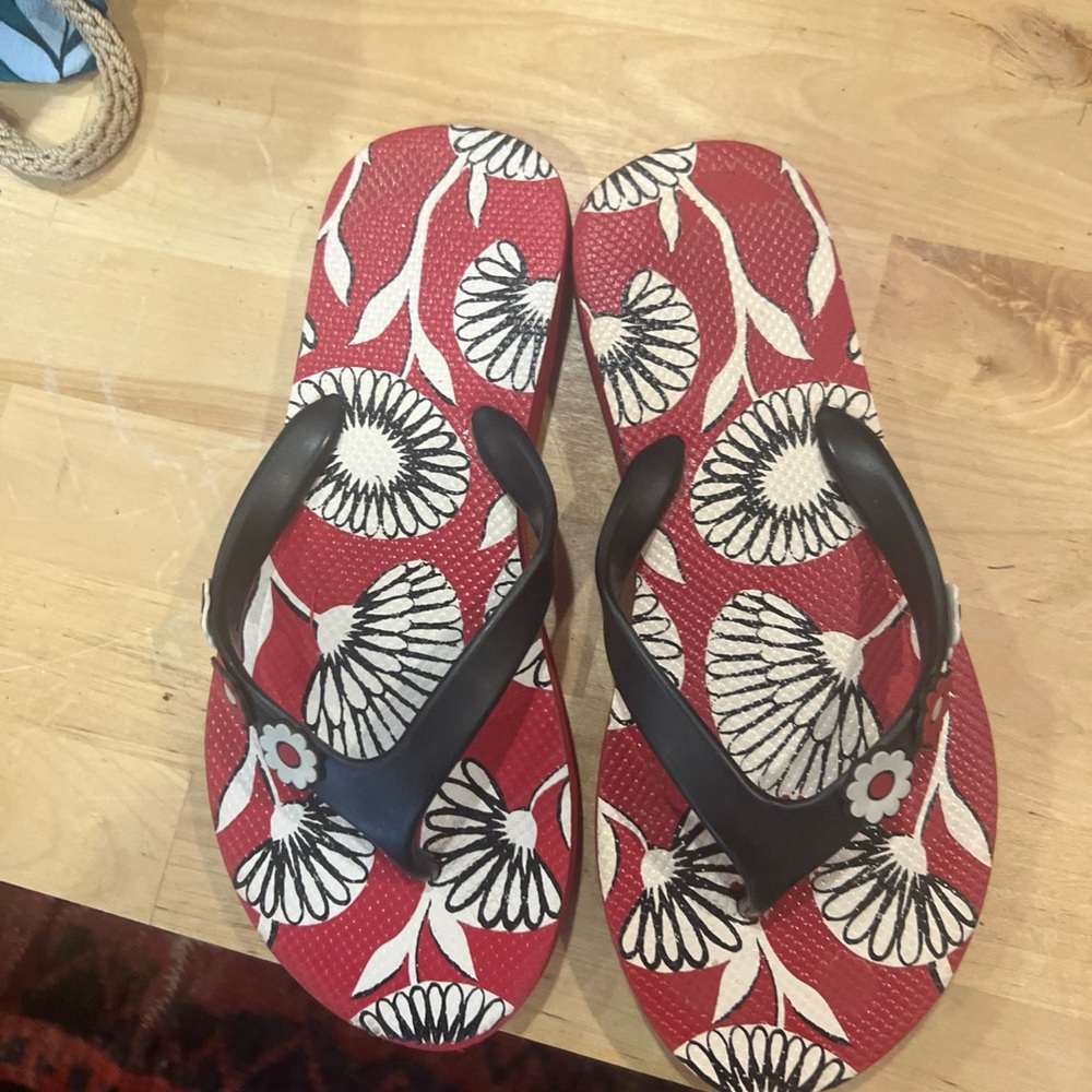Vera Bradley flip flops red white and blue 3D flowers 🌺 on straps